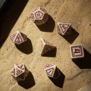 Obrázek Sada kostek RuneQuest - Beige & burgundy