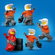 Obrázek Zastávka v boxech F1® a personál s vozem Ferrari