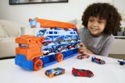 Obrázek Hot Wheels tahač s vysokou dráhou  