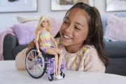 Obrázek Barbie modelka na invalidním vozíku v kostkovaném overalu 
